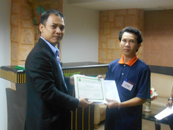 พิธีมอบประกาศนียบัตรให้กับผู้ผ่านการฝึกอบรม