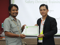 มอบประกาศนียบัตรให้กับผู้ที่ผ่านการฝึกอบรม