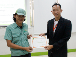 มอบประกาศนียบัตรให้กับผู้ที่ผ่านการฝึกอบรม