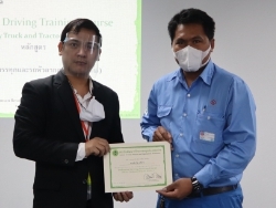 มอบประกาศนียบัตรให้กับผู้ที่ผ่านการฝึกอบรม