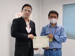 มอบประกาศนียบัตรให้กับผู้ที่ผ่านการฝึกอบรม