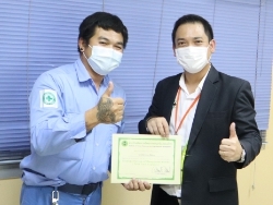 มอบประกาศนียบัตรให้กับผู้ที่ผ่านการฝึกอบรม