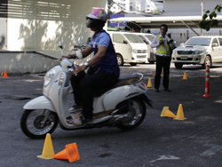 การฝึกและทดสอบการขับขี่แบบซิกแซก Slalom