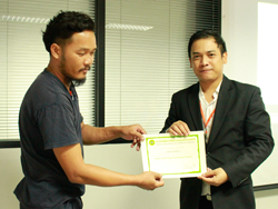 มอบประกาศนียบัตรให้กับผู้ที่ผ่านการฝึกอบรม
