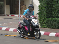 การฝึกและทดสอบทักษะการทรงตัวในทางที่เป็นเนินลูกระนาด