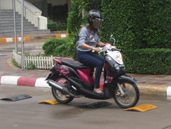 ฝึกทักษะการทรงตัวบนเนินลูกระนาด