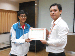 มอบประกาศนียบัตรให้กับผู้ที่ผ่านการฝึกอบรม