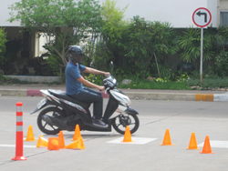 ทดสอบทักษะการขับรถในทางโค้ง