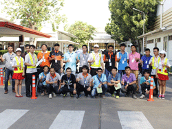 ถ่ายภาพร่วมกันเป็นที่ระลึก
