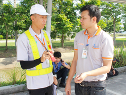 ครูฝึกประจำฐานกิจกรรมต่างๆ  ให้คำแนะนำหลังการฝึกอบรมรายบุคคล