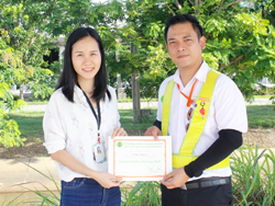 มอบประกาศนียบัตรให้กับผู้ที่ผ่านการฝึกอบรม Defensive Driving Certificate