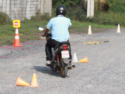 ฝึก และประเมินทักษะการขับขี่หลบหลีกสิ่งกีดขวางแบบ สลาลม Slalom Riding