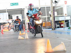 ฝึก และประเมินทักษะการขับขี่หลบหลีกสิ่งกีดขวางแบบ สลาลม Slalom Riding