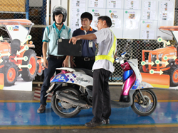 ครูฝึกให้คำแนะนำเพิ่มเติมหลังการฝึกและทดสอบภาคปฏิบัติ