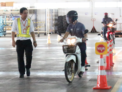 ฝึก และประเมินทักษะการเตรียมความพร้อม และตรวจสอบความปลอดภัยก่อนการออกรถ
