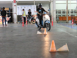 ฝึก และประเมินทักษะการขับขี่หลบหลีกสิ่งกีดขวางแบบซิกแซก Slalom Riding Technique