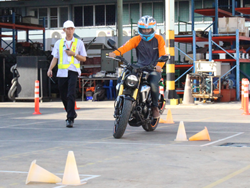 ฝึก และประเมินทักษะการขับขี่หลบหลีกสิ่งกีดขวางแบบซิกแซก Slalom Riding Technique