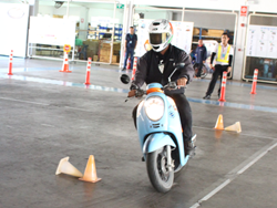 ฝึก และประเมินทักษะการขับขี่หลบหลีกสิ่งกีดขวางแบบซิกแซก Slalom Riding Technique