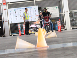 ฝึก และประเมินทักษะการขับขี่หลบหลีกสิ่งกีดขวางแบบซิกแซก Slalom Riding Technique