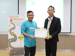 มอบประกาศนียบัตรให้กับผู้ที่ผ่านการฝึกอบรม Defensive Driving Certificate