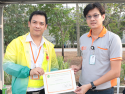 มอบประกาศนียบัตรให้กับผู้ที่ผ่านการฝึกอบรม