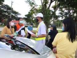 ครูฝึกประจำรถให้คำแนะนำเพิ่มเติมรายบุคคล