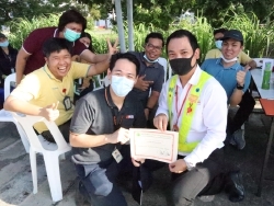มอบประกาศนียบัตรให้กับผู้ที่ผ่านการฝึกอบรม