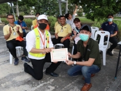 มอบประกาศนียบัตรให้กับผู้ที่ผ่านการฝึกอบรม