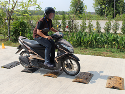การฝึกและทดสอบทักษะการทรงตัวบนทางขรุขระ