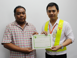 มอบประกาศนียบัตรให้กับผู้ที่ผ่านการฝึกอบรม