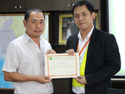 มอบประกาศนียบัตรให้กับผู้ที่ผ่านการฝึกอบรม