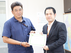 มอบประกาศนียบัตรให้กับผู้ที่ผ่านการฝึกอบรม