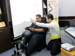 ฝึก และทดสอบทักษะการบังคับควบคุมพวงมาลัยด้วยเครื่อง Driving Simulator