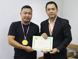 มอบประกาศนียบัตรให้กับผู้ที่ผ่านการฝึกอบรม Defensive Driving Certificate