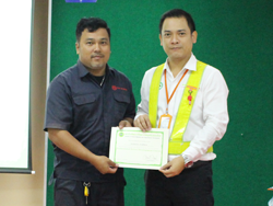 มอบประกาศนียบัตรให้กับผู้ที่ผ่านการฝึกอบรม Defensive Driving Certificate