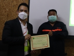 มอบประกาศนียบัตรให้กับผู้ที่ผ่านการฝึกอบรม