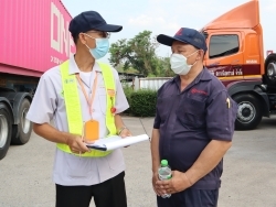 ครูฝึกประจำรถสรุปผลการตรวจประเมินรายบุคคล พร้อมให้คำแนะนำเพิ่มเติม