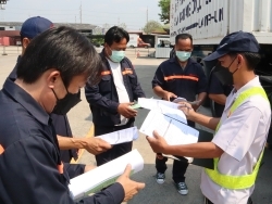 ตรวจสอบเอกสารประจำตัวผู้ควบคุมรถก่อนการฝึกภาคปฏิบัติ
