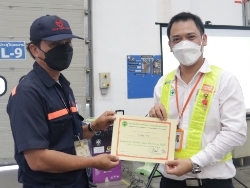 มอบประกาศนียบัตรให้กับผู้ที่ผ่านการฝึกอบรม		