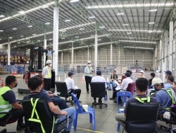 หัวหน้าทีมครูฝึกสรุปผลการฝึกพร้อมให้คำแนะนำเพิ่มเติม		
