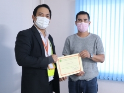 มอบประกาศนียบัตรให้กับผู้ที่ผ่านการฝึกอบรม