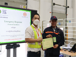มอบประกาศนียบัตรให้กับผู้ที่ผ่านการฝึกอบรม