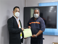 มอบประกาศนียบัตรให้กับผู้ที่ผ่านการฝึกอบรม