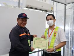 มอบประกาศนียบัตรให้กับผู้ที่ผ่านการฝึกอบรม