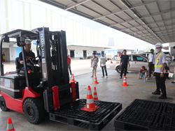 ฝึกและประเมินทักษะการขับรถยกไฟฟ้าแบบนั่งขับ