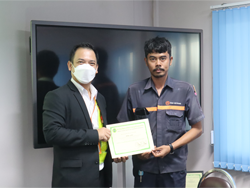 มอบประกาศนียบัตรให้กับผู้ที่ผ่านการฝึกอบรม