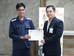 มอบประกาศนียบัตรให้กับผู้ที่ผ่านการฝึกอบรม