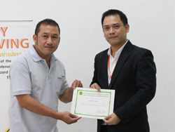 มอบประกาศนียบัตรให้กับผู้ที่ผ่านการฝึกอบรม Defensive Driving Certificate