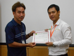 มอบรางวัลให้กับผู้ที่ทำคะแนนใด้สูงสุด