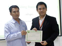 มอบประกาศนียบัตรให้กับผู้ที่ผ่านการฝึกอบรม